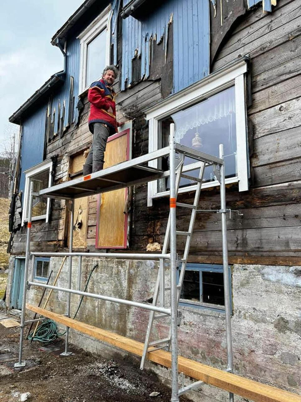 OPPUSSING. Hele veggen måtte byttes ut etter vannskader. Bildet er tatt i vår. OPPUSSING. Hele veggen måtte byttes ut etter vannskader. Bildet er tatt i vår. Foto: Hanne Karin Lind Tverå