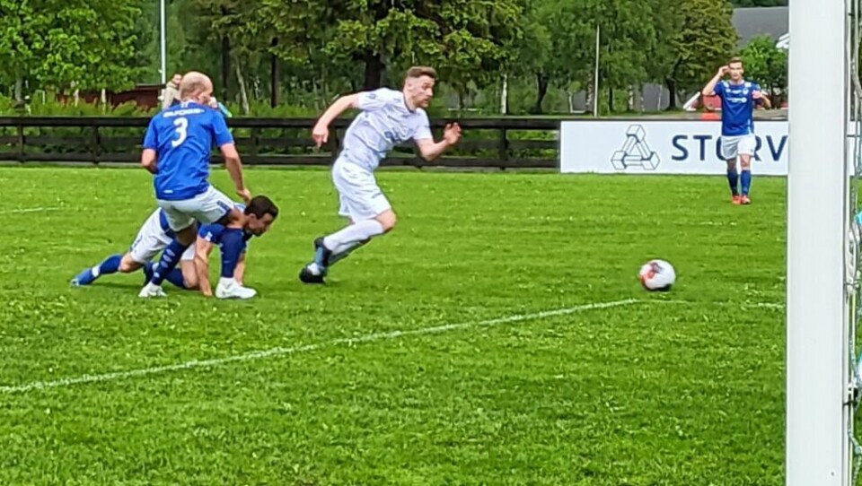 MANGE SJANSER. Her har Emil Pettersen passert alt av forsvarsspillere i Mosjøen, men mål ble det ikke. MANGE SJANSER. Her har Emil Pettersen passert alt av forsvarsspillere i Mosjøen, men mål ble det ikke. Foto: Stig Bjørnar Karlsen