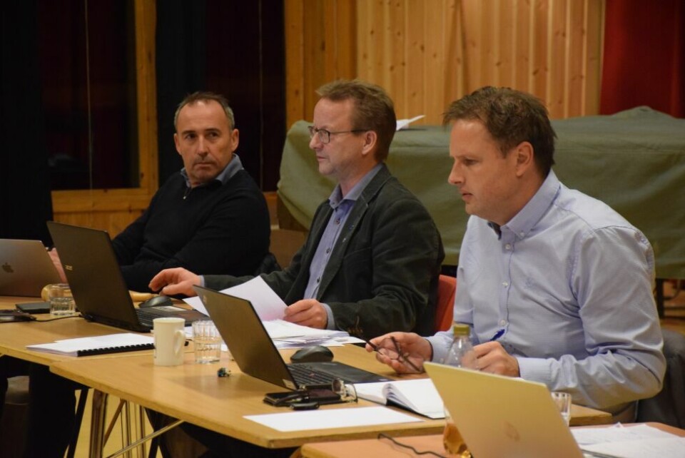 Kommunestyret i Sørfold venter med å behandle prinsippvedtak om omstridt etablering. Fra venstre varaordfører Sten Robert Hansen (H), ordfører Gisle Hansen (Sp) og kommunedirektør Stig Arne Holtedahl. Kommunestyret i Sørfold venter med å behandle prinsippvedtak om omstridt etablering. Fra venstre varaordfører Sten Robert Hansen (H), ordfører Gisle Hansen (Sp) og kommunedirektør Stig Arne Holtedahl. Foto: Eva S. Winther
