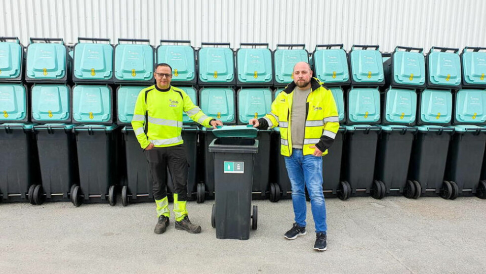 KLARE. Driftsoperatør Gilmar Borges og transportleder for distrikt, Andreas Furnes, er klare for å dele ut større dunker til kunder på Fauske og Rognan. KLARE. Driftsoperatør Gilmar Borges og transportleder for distrikt, Andreas Furnes, er klare for å dele ut større dunker til kunder på Fauske og Rognan. Foto: Iris Salten