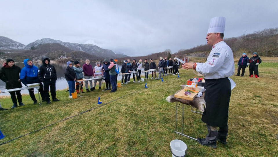 . Villmarkskokk Svein Jæger Hansen skal holde kurs i matglede med mat på bål for elever ved Vestmyra skole. Her kurser han elever ved Dønna barne- og ungdomsskole. . Villmarkskokk Svein Jæger Hansen skal holde kurs i matglede med mat på bål for elever ved Vestmyra skole. Her kurser han elever ved Dønna barne- og ungdomsskole. Foto: Foto: Bjørn Godal