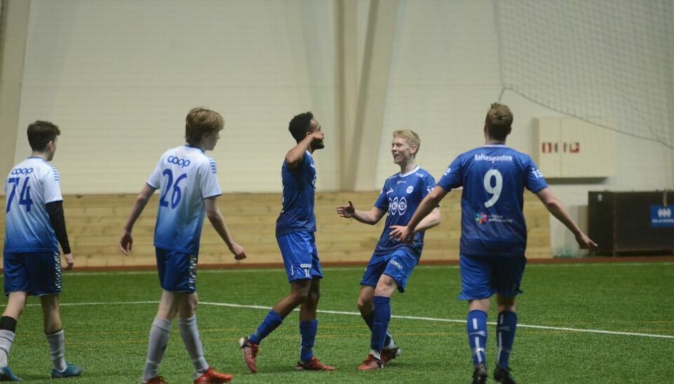 MATCHVINNER. Donat Tsegay jubler etter 3-0 målet sammen med Petter Valla og Emil Pettersen. MATCHVINNER. Donat Tsegay jubler etter 3-0 målet sammen med Petter Valla og Emil Pettersen. Foto: Espen Johansen