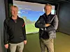 NYTT TILBUD. I øverste etasje på Rødskola i Fauske sentrum har 12 golfentusiaster gått sammen og kjøpt inn golfsimulator. - Nå kan vi trene godt hele året, sier Håvard Hartviksen og Terje Skogvoll. Foto: Espen Johansen