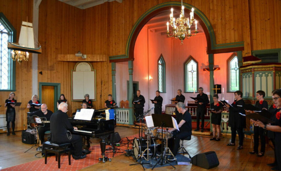 JUBILANT. Chorus Novus feirer 30-års jubileum med konsert på Slipen Scene. Bildet er tatt under en tidligere konsert der Chorus Novus stilte med fullt band, og foran på piano dirigent Jon Fylling. Svein Kristiansen (t.v.) på gitar, Thomas Halvorsen på bass og i skjul for pianoet Kjell Hansen på trommer. (arkivbilde) JUBILANT. Chorus Novus feirer 30-års jubileum med konsert på Slipen Scene. Bildet er tatt under en tidligere konsert der Chorus Novus stilte med fullt band, og foran på piano dirigent Jon Fylling. Svein Kristiansen (t.v.) på gitar, Thomas Halvorsen på bass og i skjul for pianoet Kjell Hansen på trommer. (arkivbilde) Foto: Ole Kristian Andreassen