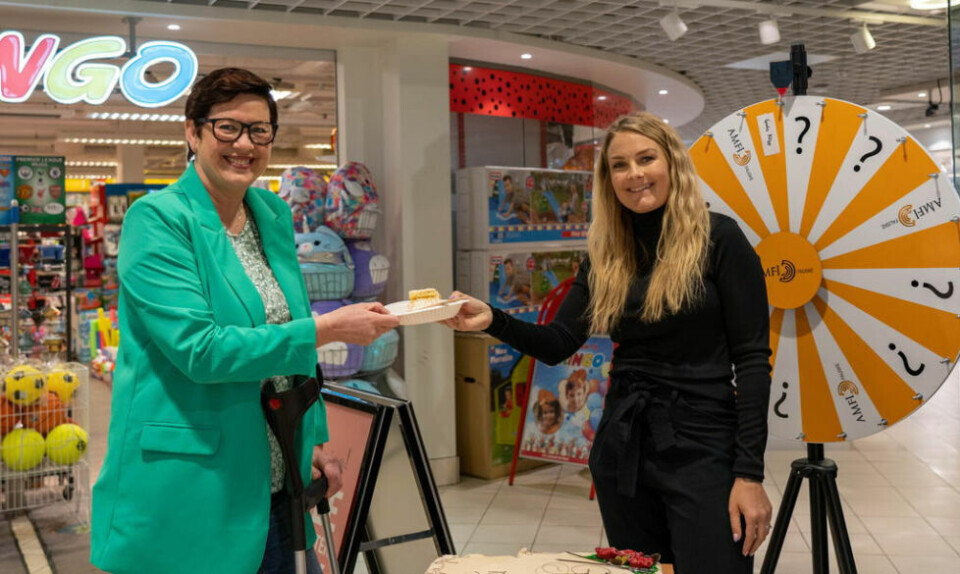 EN KAKEBIT. Både senterleder Ann Mari Zahl (t.v) og regionleder for Nikita Hair Sara Witedal ferier reåpningen av salongen. EN KAKEBIT. Både senterleder Ann Mari Zahl (t.v) og regionleder for Nikita Hair Sara Witedal ferier reåpningen av salongen.