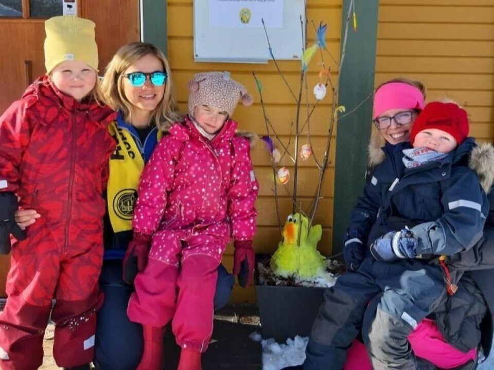 GIVERGLEDE. Lyngheia barnehage gir over 23.000 kroner til Røde Kors sitt arbeid for ofrene i Ukraina. Over 13.000 kom inn fra foreldrene. Fra venstre Heline Karlsen, pedagogisk leder Christina Furnes, Maya Stensland, pedagogisk leder Grete-Lill Kråkstad og Isac Mosti. GIVERGLEDE. Lyngheia barnehage gir over 23.000 kroner til Røde Kors sitt arbeid for ofrene i Ukraina. Over 13.000 kom inn fra foreldrene. Fra venstre Heline Karlsen, pedagogisk leder Christina Furnes, Maya Stensland, pedagogisk leder Grete-Lill Kråkstad og Isac Mosti. Foto: Nina Olufsen
