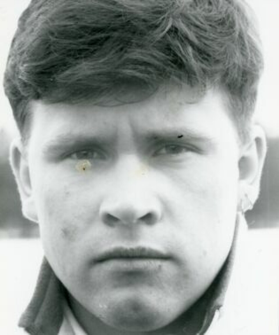 Keeper Tony Olsen tok ballen med hendene utenfor 16-meteren, og fikk lide for innskjerpelsen av regelen på det. Rødt kort og FKSK måtte spille ti mot elleve i 75 minutter. Keeper Tony Olsen tok ballen med hendene utenfor 16-meteren, og fikk lide for innskjerpelsen av regelen på det. Rødt kort og FKSK måtte spille ti mot elleve i 75 minutter. Foto: Utlånt av Bengt Arne Sundsfjord