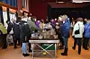 FOLKSOMT. På loppemarkedet i rådhussalen bruker det å være tett med folk rundt bordene rett etter åpning. Foto: Sylvia Bredal