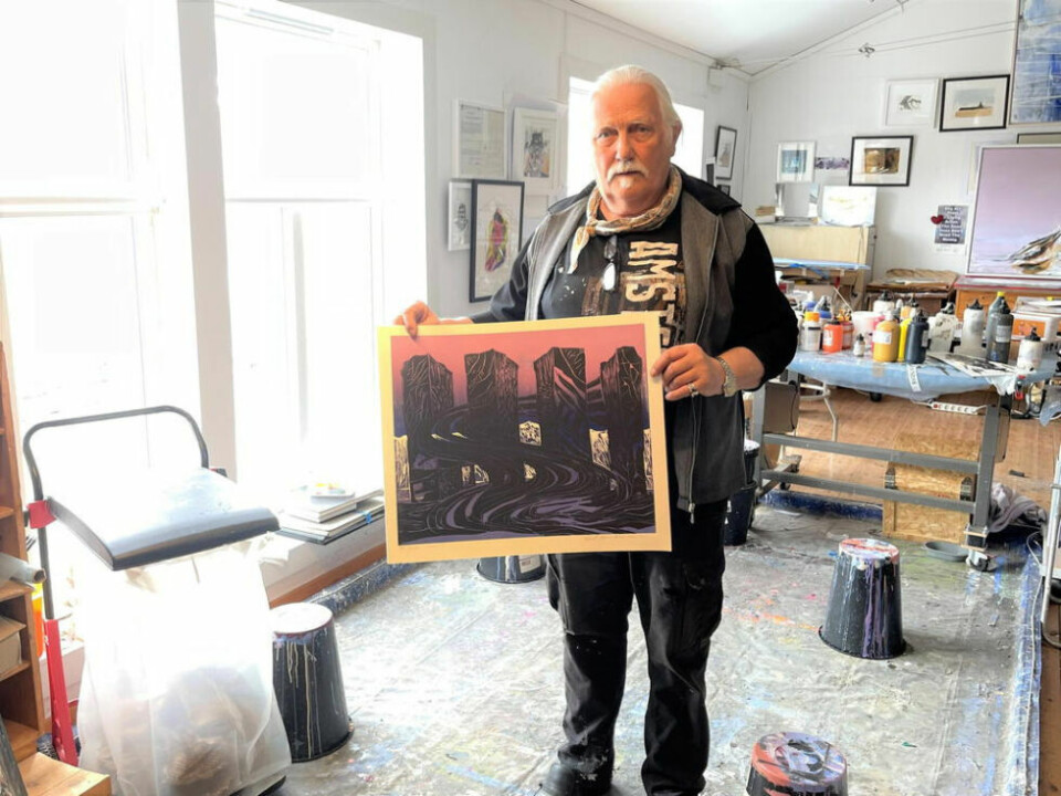 FORVENTNINGSFULL. Kurt Edvin Blix Hansen viser fram ”Demring”. Han håper den nye eieren betaler sjukt dyrt for å sikre seg det grafiske bladet. FORVENTNINGSFULL. Kurt Edvin Blix Hansen viser fram ”Demring”. Han håper den nye eieren betaler sjukt dyrt for å sikre seg det grafiske bladet. Foto: Ivar A. Sæther