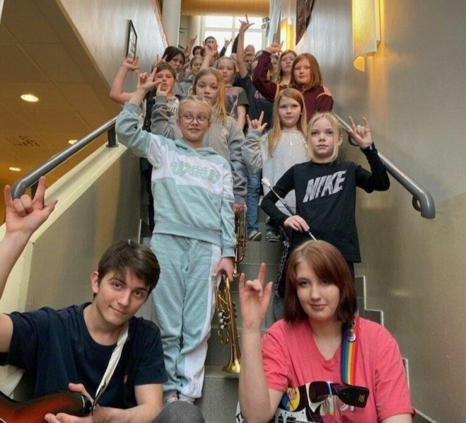 INNTAR KINOEN. Korpsmusikanter og bandet Seen in colour slår til med en stor forestilling i kinosalen 22. april. Maryanna Coffey og Einar Johan Esaiassen gleder seg stort sammen med de unge korpsmedlemmene. INNTAR KINOEN. Korpsmusikanter og bandet Seen in colour slår til med en stor forestilling i kinosalen 22. april. Maryanna Coffey og Einar Johan Esaiassen gleder seg stort sammen med de unge korpsmedlemmene. Foto: Fauske skolekorps