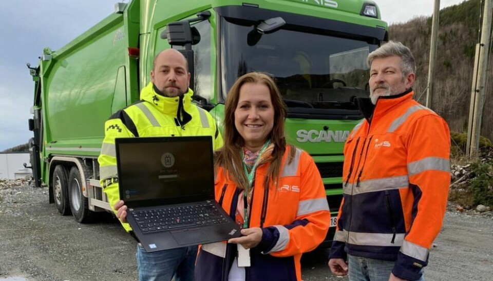 SE PÅ APPEN. Transportlederne Andreas Furnes (t.v.) og Runar Horn og leder av kundesenteret Britt Skjelvan, ber alle om å studere Iris-appen for neste år. For mange blir det nye hentedager på blant annet matavfallsdunken. SE PÅ APPEN. Transportlederne Andreas Furnes (t.v.) og Runar Horn og leder av kundesenteret Britt Skjelvan, ber alle om å studere Iris-appen for neste år. For mange blir det nye hentedager på blant annet matavfallsdunken. Foto: Arnt E. Pedersen