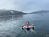 BADEGLEDE. Linn Synnøve Normann Godtfredsen har badet ute året rundt i tre år. Nå har hun startet en egen Facebook-gruppe for å inspirere andre til å prøve kaldbad. Her tester hun badetemperaturen i fjorden Sørfolda.