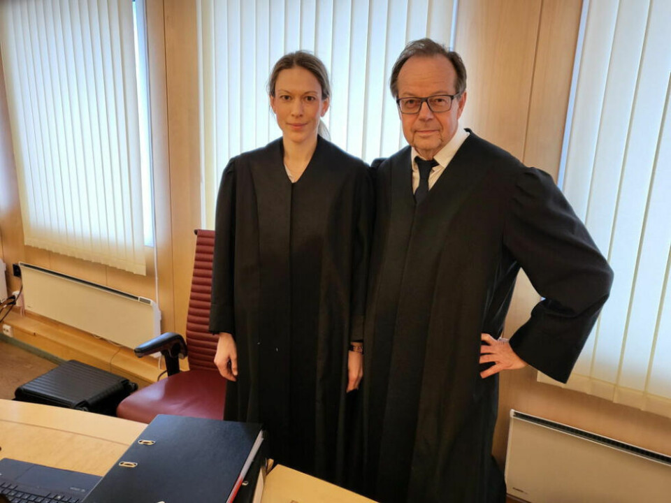 REPRESENTERER FAUSKE. Advokatene Benedicte Grimstad (t.v.) og Jan-Eirik Nielsen la fram omfattende dokumentasjon som de mener beviser at søstrene fikk betalt for tomtene. REPRESENTERER FAUSKE. Advokatene Benedicte Grimstad (t.v.) og Jan-Eirik Nielsen la fram omfattende dokumentasjon som de mener beviser at søstrene fikk betalt for tomtene. Foto: Stig Bjørnar Karlsen