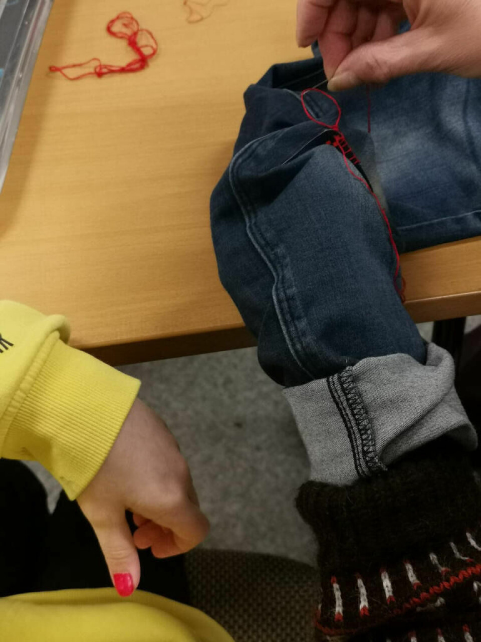 TIPS. Nå kan du få tips om hvordan man fikser hull i buksa. TIPS. Nå kan du få tips om hvordan man fikser hull i buksa. Foto: Foto: Saltdal husflidslag