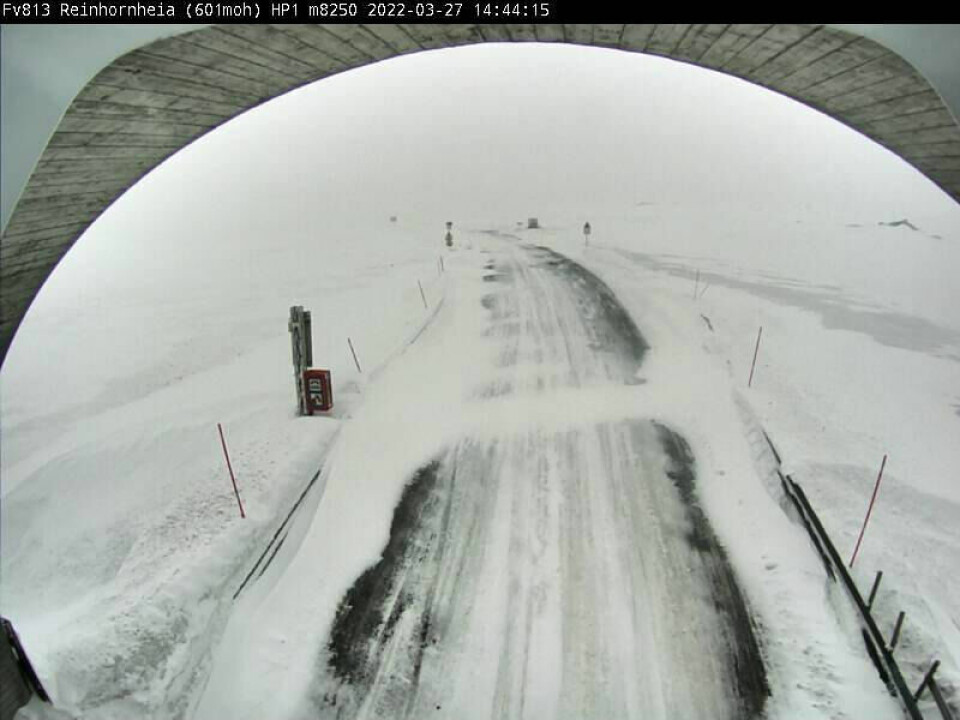 SNØFOKK. Over Beiarfjellet var det søndag kolonnekjøring på grunn av snøfokk. SNØFOKK. Over Beiarfjellet var det søndag kolonnekjøring på grunn av snøfokk. Foto: Vegvesenets webkamera