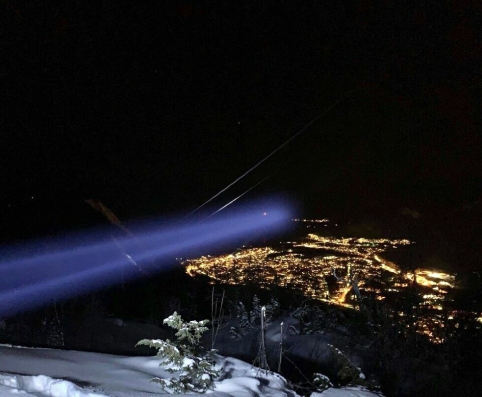 SPEKTAKULÆRT. Med flere kraftige lyskastere, markerte Nexans på Rognan at de nå har gått inn i sitt 50. år som hjørnesteinsbedrift i Saltdal. SPEKTAKULÆRT. Med flere kraftige lyskastere, markerte Nexans på Rognan at de nå har gått inn i sitt 50. år som hjørnesteinsbedrift i Saltdal. Foto: Tommy Pettersen
