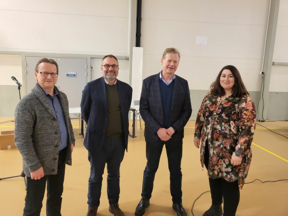 STORE PLANER. En gigantisk grønn stål-fabrikk i Fauske eller Sørfold ble presentert. Fra venstre Sørfold-ordfører Gisle Hansen, Harald Dirdal fra Njordr, Dag Moxnes fra Green Steel, og Fauske-ordfører Marlen Rendall Berg. STORE PLANER. En gigantisk grønn stål-fabrikk i Fauske eller Sørfold ble presentert. Fra venstre Sørfold-ordfører Gisle Hansen, Harald Dirdal fra Njordr, Dag Moxnes fra Green Steel, og Fauske-ordfører Marlen Rendall Berg. Foto: Stig Bjørnar Karlsen