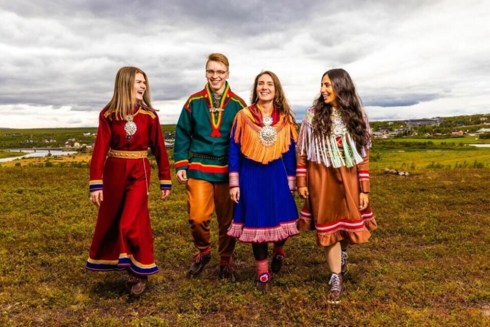 VEIVISERNE. Ane Malene Nordeng (23), Skibotn/Kåfjord, Emma Elliane Oskal Valkeapää (21), Kautokeino, Nathaniel Holan Larsen (20), Narvik og Ida Emilie Marakatt Lindseth (19), Lillestrøm er årets samiske veivisere. VEIVISERNE. Ane Malene Nordeng (23), Skibotn/Kåfjord, Emma Elliane Oskal Valkeapää (21), Kautokeino, Nathaniel Holan Larsen (20), Narvik og Ida Emilie Marakatt Lindseth (19), Lillestrøm er årets samiske veivisere. Foto: Mads Suhr Pettersen