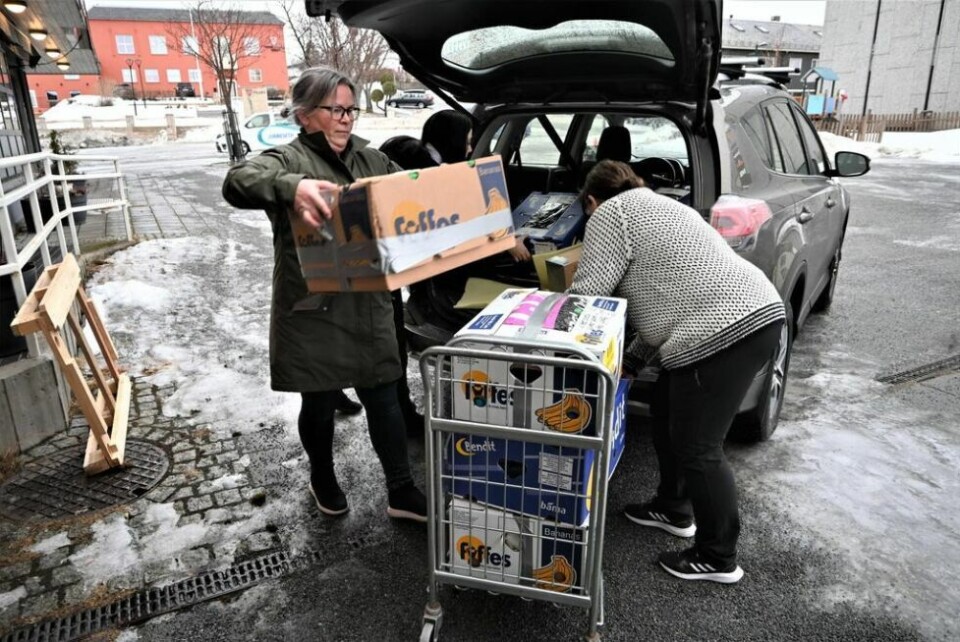 VENNINNE-AKSJON. Lill Nymo var innom Frivilligsentralen tirsdag formiddag. Hun og venninnene snudde seg rundt og samlet saker og ting i pappesker for å bidra. Her får hun hjelp av Kassandra Petsa og Gunn Lisbeth Pedersen med å tømme bilen. VENNINNE-AKSJON. Lill Nymo var innom Frivilligsentralen tirsdag formiddag. Hun og venninnene snudde seg rundt og samlet saker og ting i pappesker for å bidra. Her får hun hjelp av Kassandra Petsa og Gunn Lisbeth Pedersen med å tømme bilen. Foto: Kenneth Strømsvåg