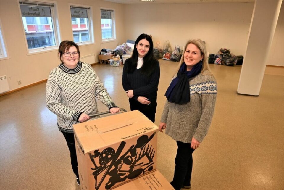 TRIO MED HJELP. Gunn Lisbeth Pedersen, Kassandra Petsa og Gro-Anita Olsen har tro på at rommet de står i ganske raskt blir fylt til randen av nødhjelp til Ukraina-krigens ofre. TRIO MED HJELP. Gunn Lisbeth Pedersen, Kassandra Petsa og Gro-Anita Olsen har tro på at rommet de står i ganske raskt blir fylt til randen av nødhjelp til Ukraina-krigens ofre. Foto: Kenneth Strømsvåg