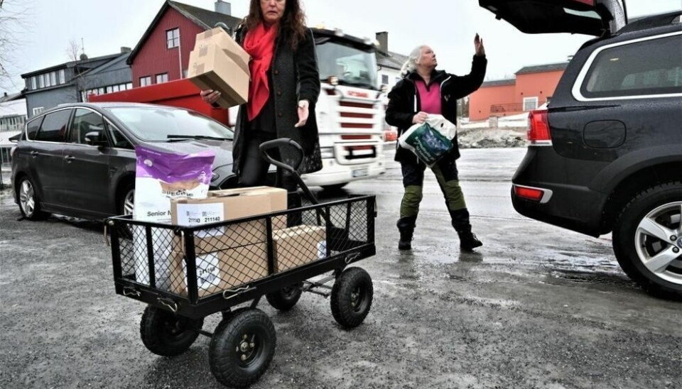 HUNDEMAT I MENGDER. Heidi Leivseth og Anne Merethe Lund Pedersen kom med hundemat som er donert av Veterinærsenteret på Fauske. HUNDEMAT I MENGDER. Heidi Leivseth og Anne Merethe Lund Pedersen kom med hundemat som er donert av Veterinærsenteret på Fauske. Foto: Kenneth Strømsvåg