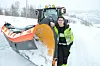 SJEFEN. Det er Benjamin Helskog som gjør jobben med å holde veiene i Sulitjelma brøytet og strødd i vinter. 19-åringen fra Steigen stortrives både i Sulis og med jobben sin. Foto: Espen Johansen