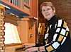 VED ORGELET. Hildur Gryt trakterer kirkeorgelet i Misvær kirke Foto: Ole Kristian Andreassen