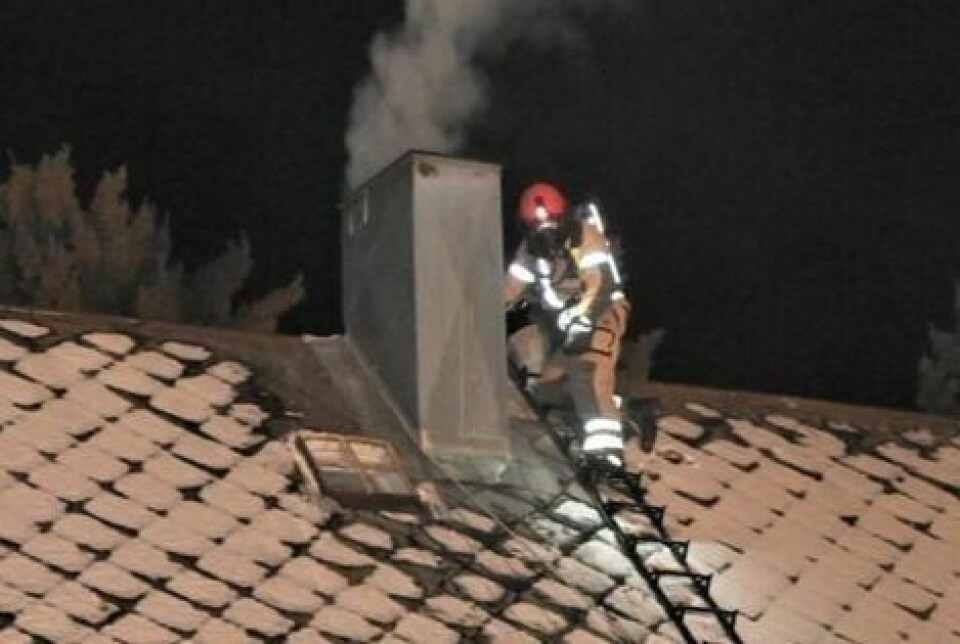 KVELER BRANNEN. En av brannkonstablene fra Salten brann i ferd med å slå ned pipebrannen da avisa ankom stedet like før klokka 18:30. KVELER BRANNEN. En av brannkonstablene fra Salten brann i ferd med å slå ned pipebrannen da avisa ankom stedet like før klokka 18:30. Foto: Kenneth Strømsvåg