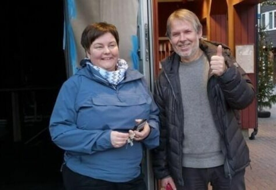 SPENTE. Wanja Blind og den kommende bar-gjest Trond Loge var fulle av forventning foran åpningen av Rognans eneste rene pub i mars i fjor. Da visste de ikke hva som ventet en uke senere. SPENTE. Wanja Blind og den kommende bar-gjest Trond Loge var fulle av forventning foran åpningen av Rognans eneste rene pub i mars i fjor. Da visste de ikke hva som ventet en uke senere. Foto: Lars Skjelstad