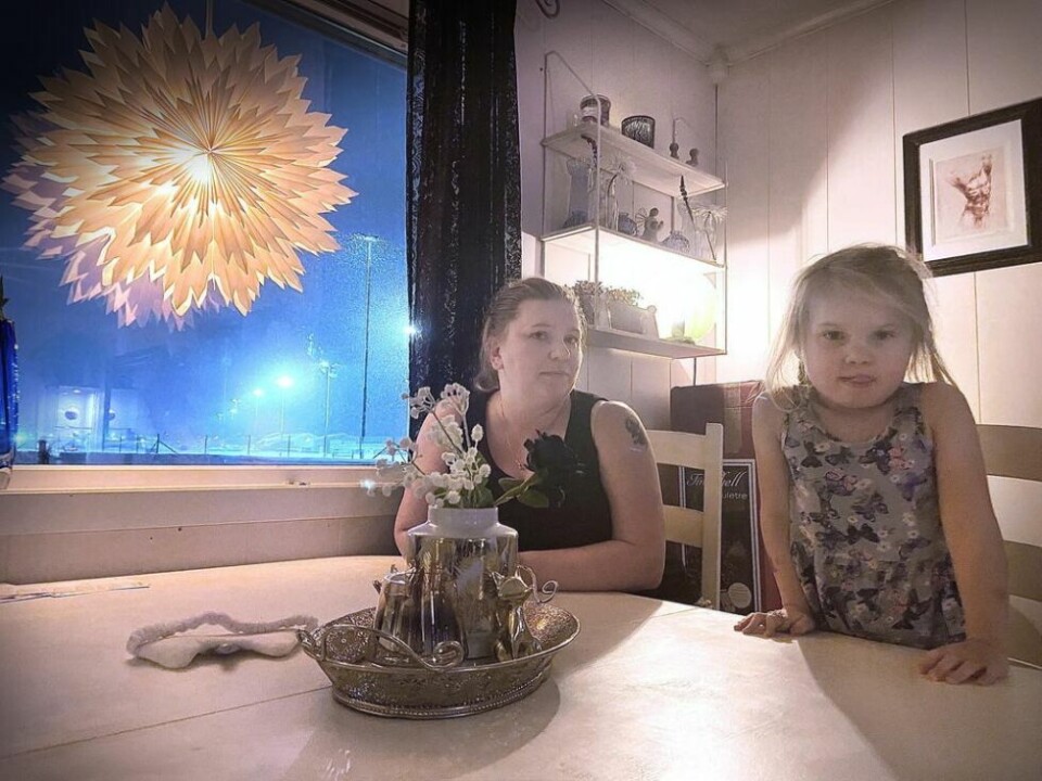 LYS TIL BESVÆR. Beate Arntzen i Ankerveien har måttet ommøblere i stua etter at flombelysningen på godsterminalen ble satt i drift. Hun mener datteren Agnes (4) sjeneres unødig av lysene - døgnet rundt. LYS TIL BESVÆR. Beate Arntzen i Ankerveien har måttet ommøblere i stua etter at flombelysningen på godsterminalen ble satt i drift. Hun mener datteren Agnes (4) sjeneres unødig av lysene - døgnet rundt. Foto: Kenneth Strømsvåg