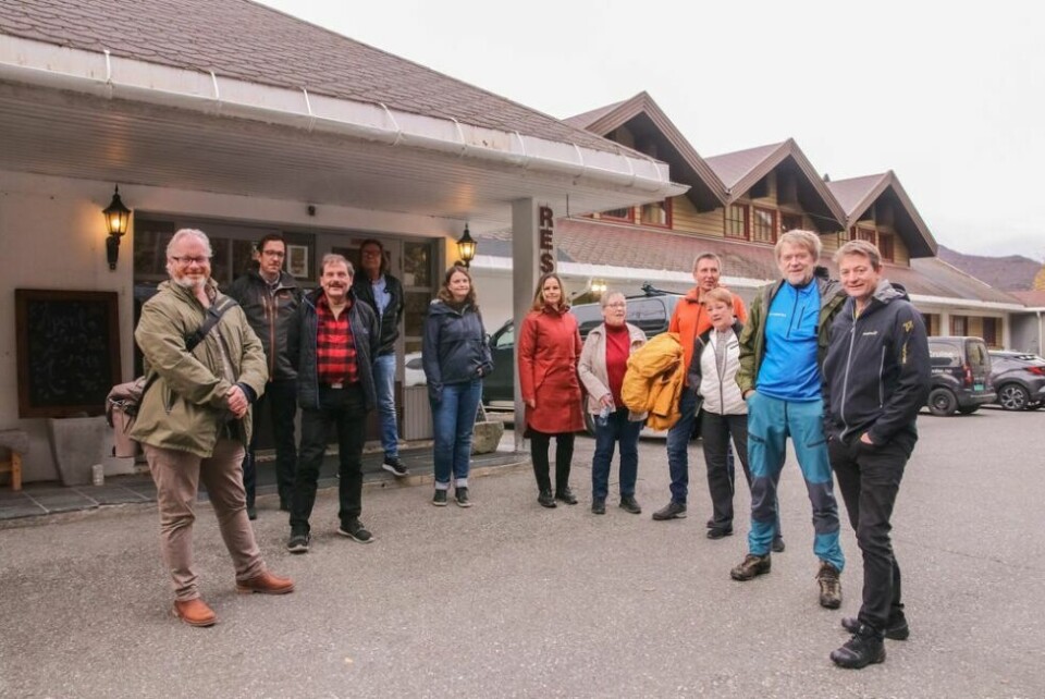 PÅ BEFARING. Deltakerne i befaringen utenfor hotellet i Sulis og klar for avgang. De to deltakerne fra Kulturminnefondet i Røros er kommunikasjonsrådgiver Jørgen Bakken helt til venstre og direktør Simen Bjørgen helt til høyre med Morten Selnes ved sin side. Ellers er det kjente fjes på bildet, både Kathrine Moan, Tove Wensell og Wenche Spjelkavik, Terje Skaugvold, Henning Olsen med flere. PÅ BEFARING. Deltakerne i befaringen utenfor hotellet i Sulis og klar for avgang. De to deltakerne fra Kulturminnefondet i Røros er kommunikasjonsrådgiver Jørgen Bakken helt til venstre og direktør Simen Bjørgen helt til høyre med Morten Selnes ved sin side. Ellers er det kjente fjes på bildet, både Kathrine Moan, Tove Wensell og Wenche Spjelkavik, Terje Skaugvold, Henning Olsen med flere. Foto: Catyo A. Hultmann
