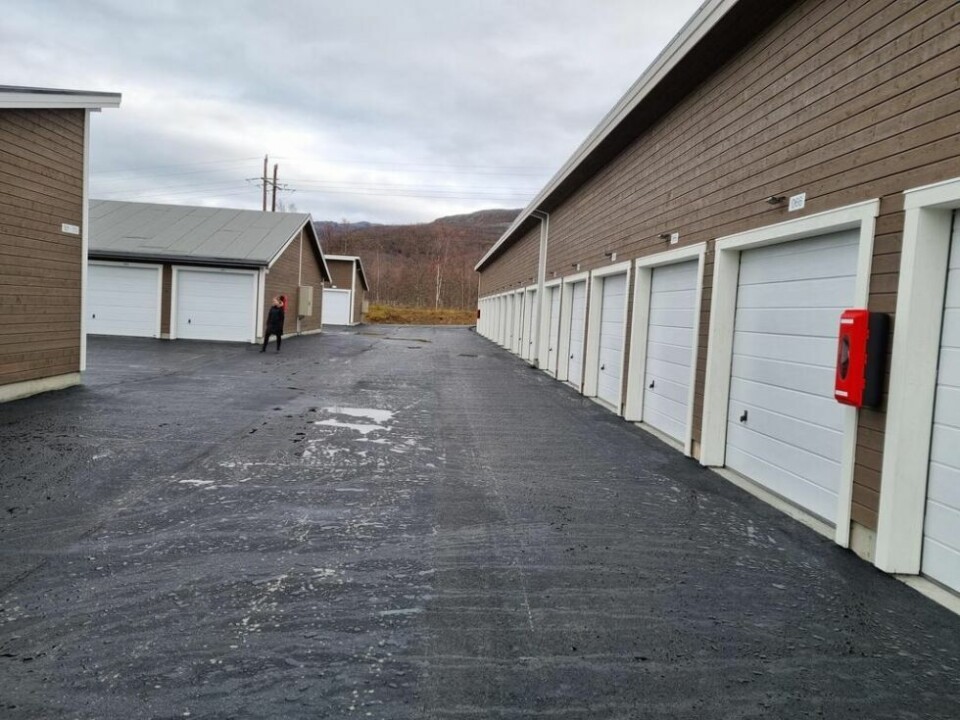 FERDIG. Nå er også asfalten på plass rundt de 110 utleiegarasjene i Daja. Hver av dem er på 18 kvadratmeter så her kan du lett kjøre skuteren ut og bilen inn før en tur i turistløypa som er lett tilgjengelig fra anlegget. FERDIG. Nå er også asfalten på plass rundt de 110 utleiegarasjene i Daja. Hver av dem er på 18 kvadratmeter så her kan du lett kjøre skuteren ut og bilen inn før en tur i turistløypa som er lett tilgjengelig fra anlegget. Foto: Sulitjelma fjellandsby