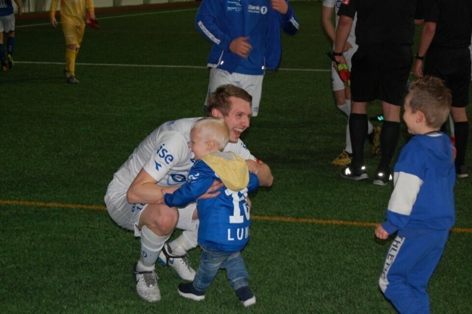 OVERTAR PAPPA. Her er Joakim Moen Lund akkurat ferdig med sin fotballkarriere, og sønnen Casper (t.v.) og gudfarungen Magnus kom straks løpende til. OVERTAR PAPPA. Her er Joakim Moen Lund akkurat ferdig med sin fotballkarriere, og sønnen Casper (t.v.) og gudfarungen Magnus kom straks løpende til. Foto: Stig Bjørnar Karlsen
