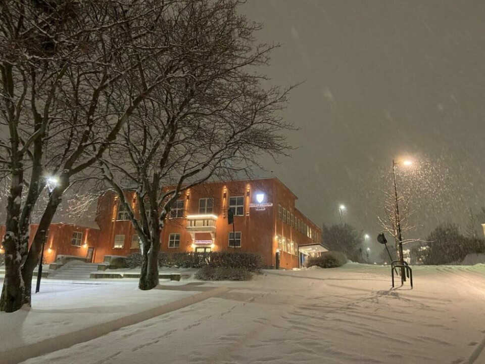RÅDHUS-STEMNING. Fauske rådhus ser rett så idyllisk ut i lett og tett snøfall tirsdag morgen. RÅDHUS-STEMNING. Fauske rådhus ser rett så idyllisk ut i lett og tett snøfall tirsdag morgen. Foto: Kenneth Strømsvåg