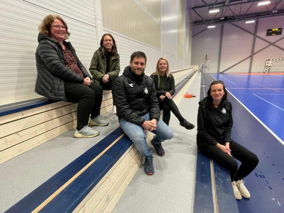 SAMMEN I HALLEN. Det ligger mye psykisk helse i å være sammen i aktivitet. Med tilskuddet på 500.000 kroner fra Statsforvalteren i Nordland, skal psykiatritjenesten legge til rette for to timer aktivitet i Sparebank1 Arena på Rognan hver uke. Fra venstre: Aina Ebbesen, Therese Ramsvik, Runar Jensen, Mona Staupåmo Bentsen fra psykiatritjenesten og Jeanette Steen Kristensen fra Saltdalkameratene. SAMMEN I HALLEN. Det ligger mye psykisk helse i å være sammen i aktivitet. Med tilskuddet på 500.000 kroner fra Statsforvalteren i Nordland, skal psykiatritjenesten legge til rette for to timer aktivitet i Sparebank1 Arena på Rognan hver uke. Fra venstre: Aina Ebbesen, Therese Ramsvik, Runar Jensen, Mona Staupåmo Bentsen fra psykiatritjenesten og Jeanette Steen Kristensen fra Saltdalkameratene. Foto: Helge Simonsen