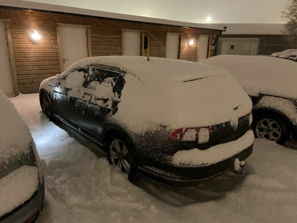MER KOSTING. Slik fant avisas utsendte snø-reporter bilen sin tidlig i morges. Da var det bare å finne fram kosten. Et lag på om lag fem centimeter snø dekket bilen. MER KOSTING. Slik fant avisas utsendte snø-reporter bilen sin tidlig i morges. Da var det bare å finne fram kosten. Et lag på om lag fem centimeter snø dekket bilen. Foto: Kenneth Strømsvåg
