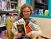 TRIVES BLANT BØKENE. Sylvia Bredal vikarierer som biblioteksjef i Sørfold. - Biblioteket skal være et godt sted å være, slår hun fast. Foto: Eva S. Winther