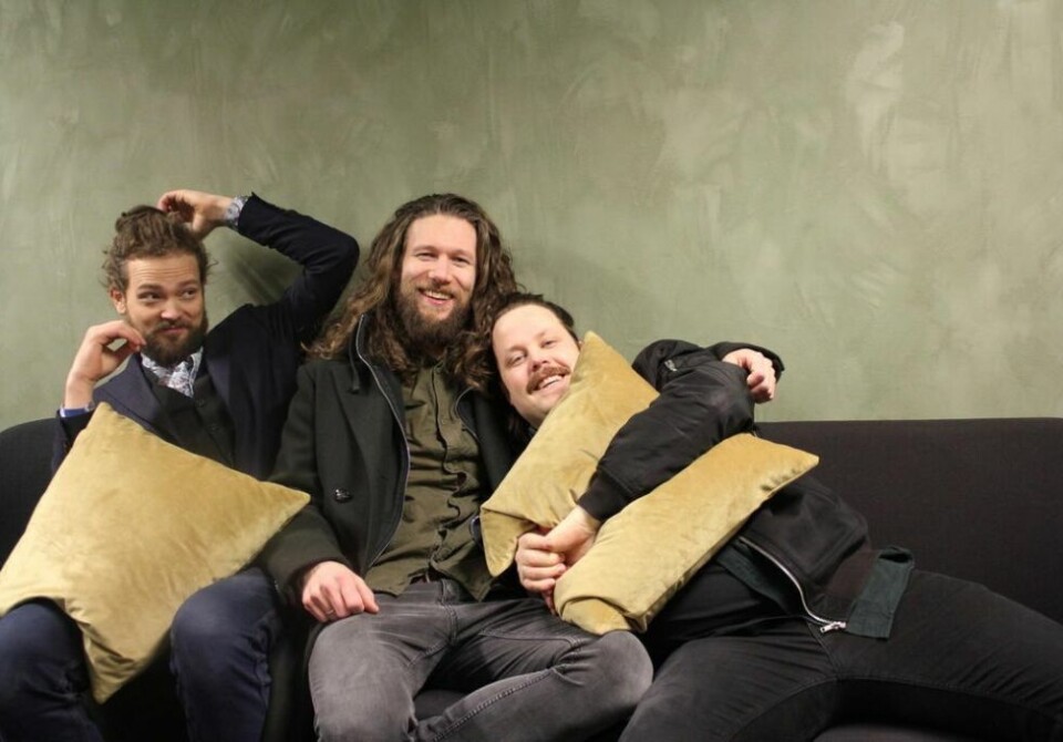 SOFAKOS. Kim Lie, Chris Slettvoll og Aleksander Emilsen er ivrige etter å møte mandagen og konserten fra scenen i kinoen på Fauske. ELSK byr på en akustisk konsert. SOFAKOS. Kim Lie, Chris Slettvoll og Aleksander Emilsen er ivrige etter å møte mandagen og konserten fra scenen i kinoen på Fauske. ELSK byr på en akustisk konsert. Foto: Alle foto: Andreas Mareliussen