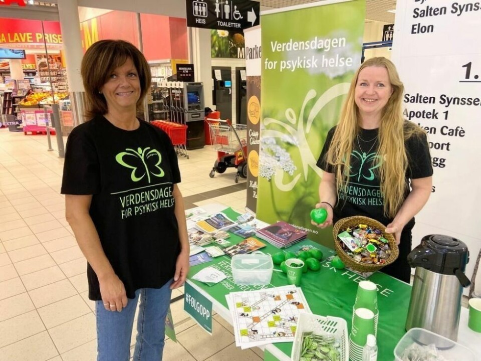 I HANDELSPARKEN. Eli-Mette Nilsen og kollega Margrethe Stokland var som sola sjøl der de sto på stand like innafor døra til Fauske handelspark fredag ettermiddag. De bød på informasjon om Verdensdagen for psykisk helse, som markeres for fullt søndag 10. oktober og så den påfølgende tida. I HANDELSPARKEN. Eli-Mette Nilsen og kollega Margrethe Stokland var som sola sjøl der de sto på stand like innafor døra til Fauske handelspark fredag ettermiddag. De bød på informasjon om Verdensdagen for psykisk helse, som markeres for fullt søndag 10. oktober og så den påfølgende tida. Foto: Kenneth Strømsvåg