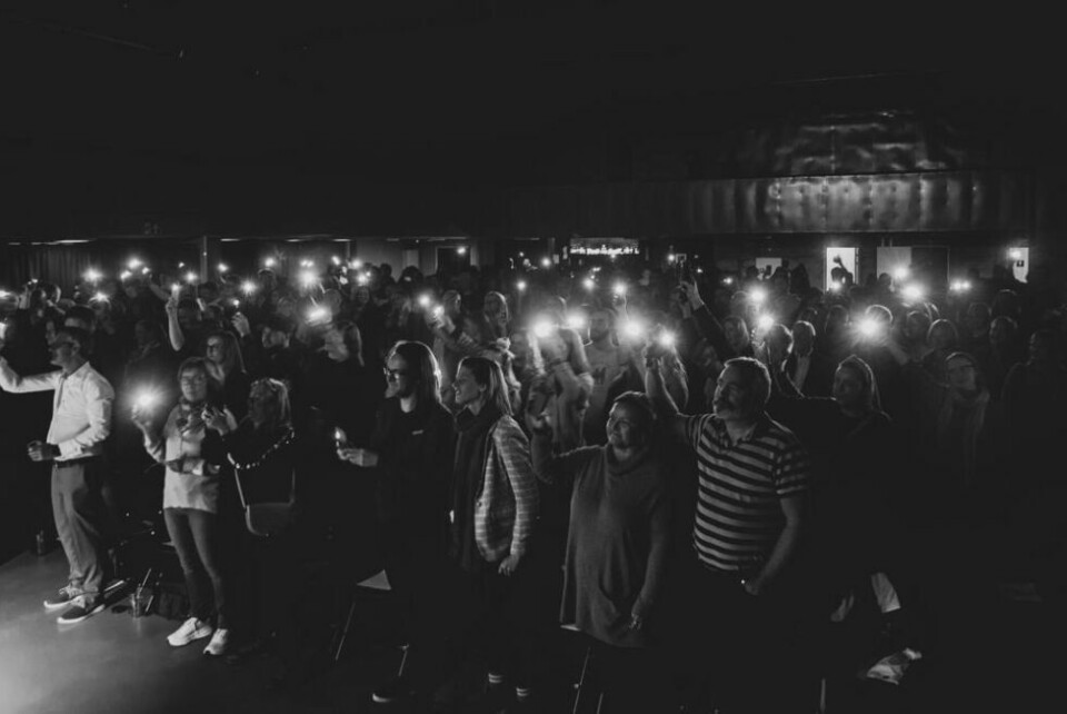 LYS OG VARME. Trioen ELSK fra Bodø skapte god stemning under konserten i Svømmehallen scene i Bodø midtveis i oktober. LYS OG VARME. Trioen ELSK fra Bodø skapte god stemning under konserten i Svømmehallen scene i Bodø midtveis i oktober. Foto: Andreas Mareliussen