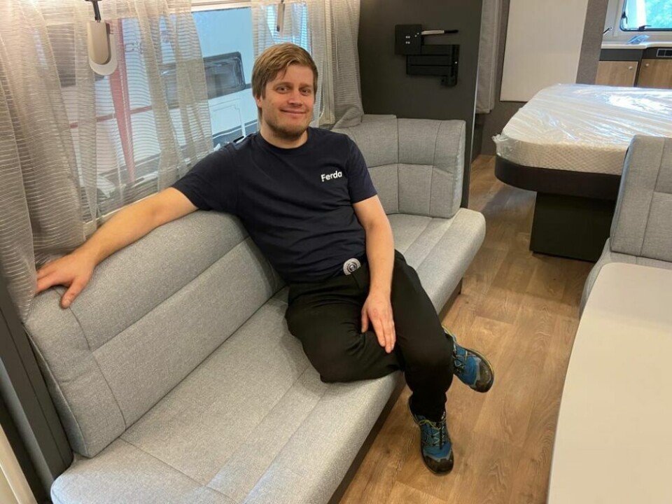 LUKSUS-GLISET. Stian Stenberg i et avslappet øyeblikk i det som er Ferda Fauske sin mest fasjonable vogn i utstillingen for tida; en nær sju meter lang Dethleffs Beduin. I en slik bør du ikke mangle noe for skikkelig digge dager på tur eller som fastboende på campingplass. LUKSUS-GLISET. Stian Stenberg i et avslappet øyeblikk i det som er Ferda Fauske sin mest fasjonable vogn i utstillingen for tida; en nær sju meter lang Dethleffs Beduin. I en slik bør du ikke mangle noe for skikkelig digge dager på tur eller som fastboende på campingplass. Foto: Kenneth Strømsvåg