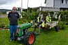 ATTRAKSJON. De spesielle figurene på tohjuls-traktoren, en Rapid fra 1960-tallet, er laget av ekteparet i fellesskap. Foto: Ole Kristian Andreassen
