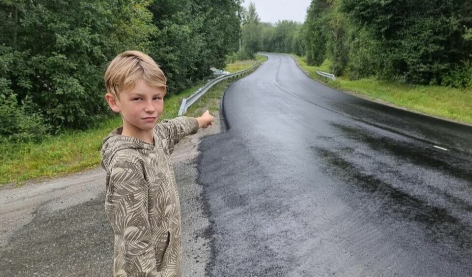 SAVNER GANGVEI. Her er deler av veien som niåringen Alfred må forsere til skolen på Finneid. Han har lyst til å sykle fra Vatnbygda, men får ikke lov på grunn av manglende gang- og sykkelvei. SAVNER GANGVEI. Her er deler av veien som niåringen Alfred må forsere til skolen på Finneid. Han har lyst til å sykle fra Vatnbygda, men får ikke lov på grunn av manglende gang- og sykkelvei. Foto: Hjørdis Bredesen