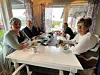 EN HERLIG GJENG. Kaffepraten går lett i den faste gjengen hos Søstrene Suse i Valnesfjord. Fra venstre: Inger Myhre, Asbjørn Løkås, Sverre Olsen, Olav Kristoffersen og Sylvi Olsen Foto: Helge Simonsen
