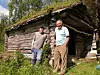 HELLAND. Thor Helland (t.h.) sammen med Åge Bergquist ved et gammelt stabbur på Helland i Sørfold i 2006. Foto: Eva S. Winther