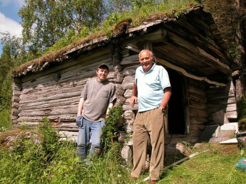 HELLAND. Thor Helland (t.h.) sammen med Åge Bergquist ved et gammelt stabbur på Helland i Sørfold i 2006. HELLAND. Thor Helland (t.h.) sammen med Åge Bergquist ved et gammelt stabbur på Helland i Sørfold i 2006. Foto: Eva S. Winther