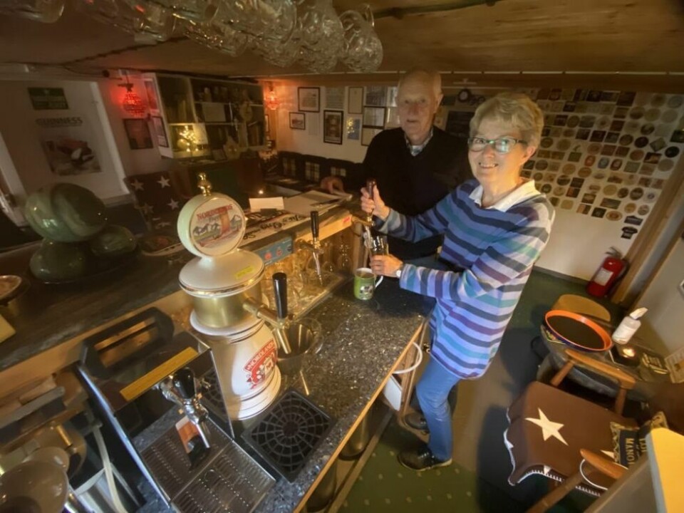 POPULÆR MØTEPLASS. Bjørn Liland står for brygginga mens kona Randi trives best med å tappe øl. Dette er 7. året Bjørns pub holder åpent. Alle foto: Kenneth StrømsvågNANOBRYGGERI. Her skapes magien - det vil si Bjørns egen Skjerstadpils og tre-fire andre ølsorter. Her står to dunker med øl til klaring på benken.SJARMERENDE. Bjørn er glad i stein og har laget både plattinger og møbler. Randi har ansvaret for blomsterprakten på eiendommen. POPULÆR MØTEPLASS. Bjørn Liland står for brygginga mens kona Randi trives best med å tappe øl. Dette er 7. året Bjørns pub holder åpent. Alle foto: Kenneth Strømsvåg