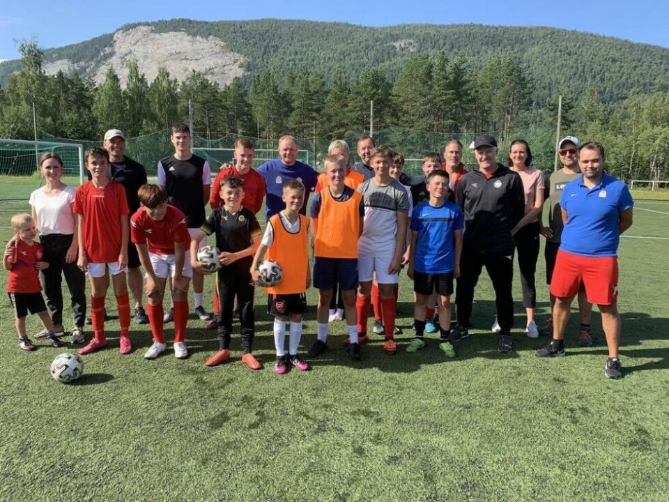 TRENING. FKSK G14 og flere av klubbens trenere fikk en økt med tidligere landslagstrener for kvinner, Roger Finjord, i helgen. TRENING. FKSK G14 og flere av klubbens trenere fikk en økt med tidligere landslagstrener for kvinner, Roger Finjord, i helgen. Foto: Sverre Breivik