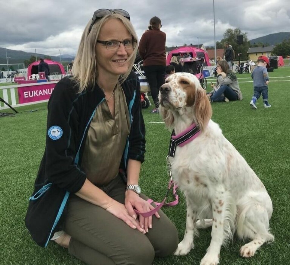 SPENT. Leder i Norsk Kennel Klub (NKK) region Nordland, Lisbeth Annie Endresen gleder seg til helgas store utstilling på Fauske. SPENT. Leder i Norsk Kennel Klub (NKK) region Nordland, Lisbeth Annie Endresen gleder seg til helgas store utstilling på Fauske. Foto: Maria Trondsen