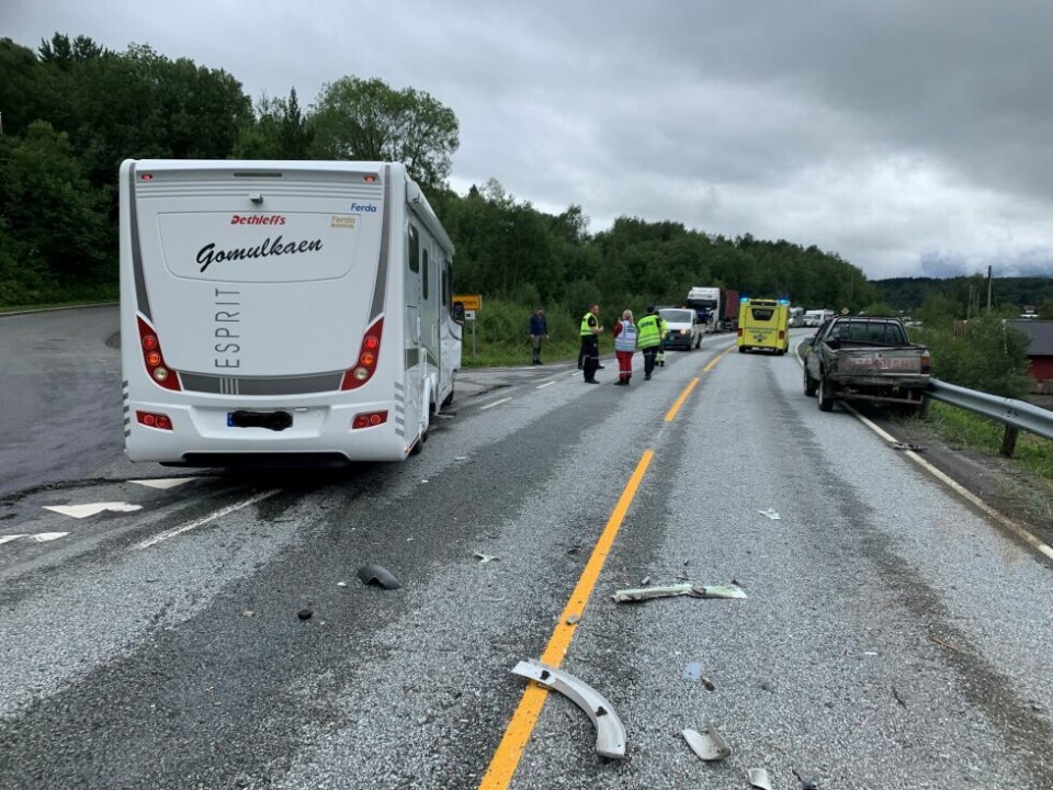SMALT SAMMEN. Den svarte pickupen skulle svinge av E6 til Straumen, og bobilen som kom bak klarte ikke å stoppe før det smalt. SMALT SAMMEN. Den svarte pickupen skulle svinge av E6 til Straumen, og bobilen som kom bak klarte ikke å stoppe før det smalt. Foto: Frank Øvrewall